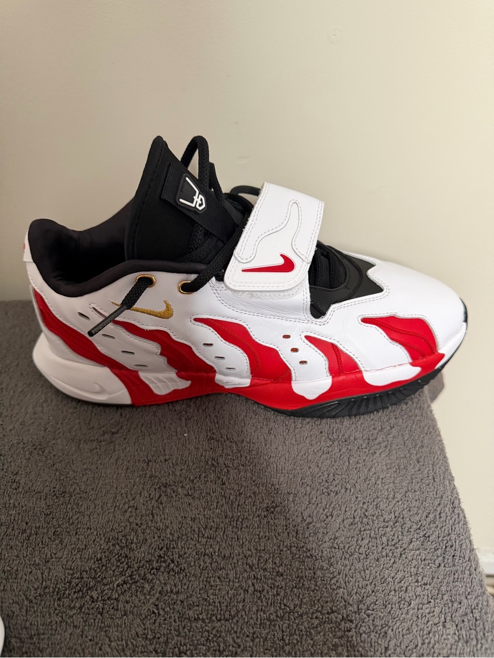 Nike Men’s Black White Red Sneakers - Picture 7 of 9
